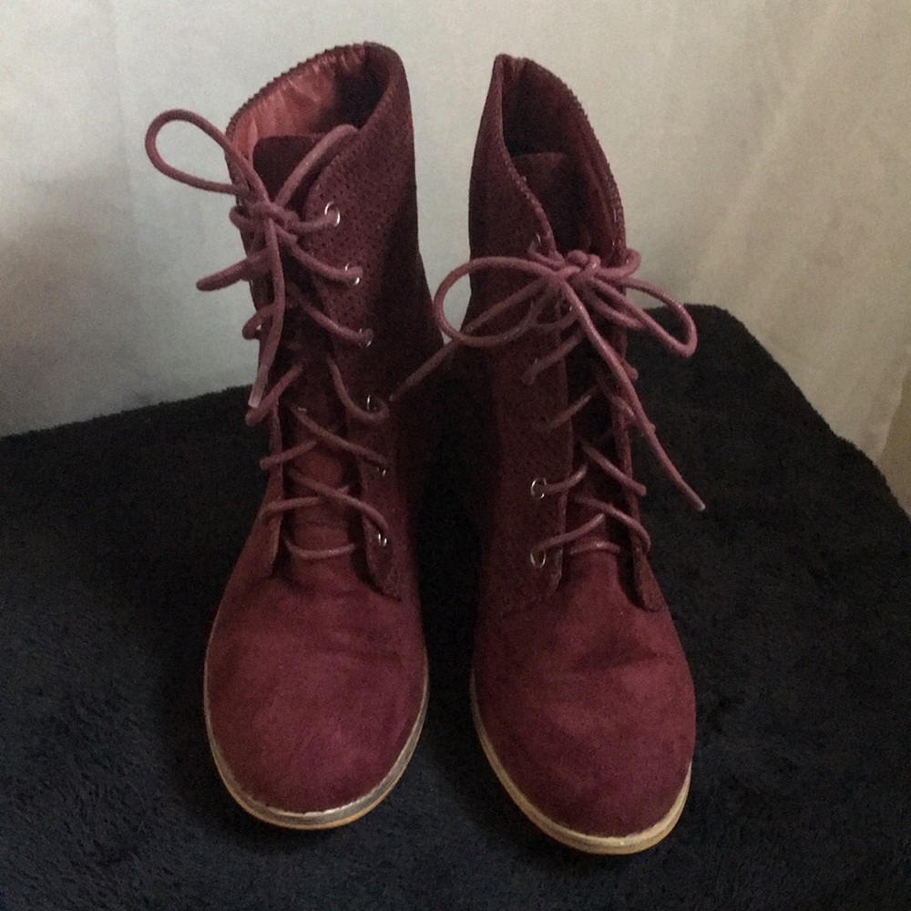 Catherine Malandrino woman’s burgundy suede look lace up boot size 7